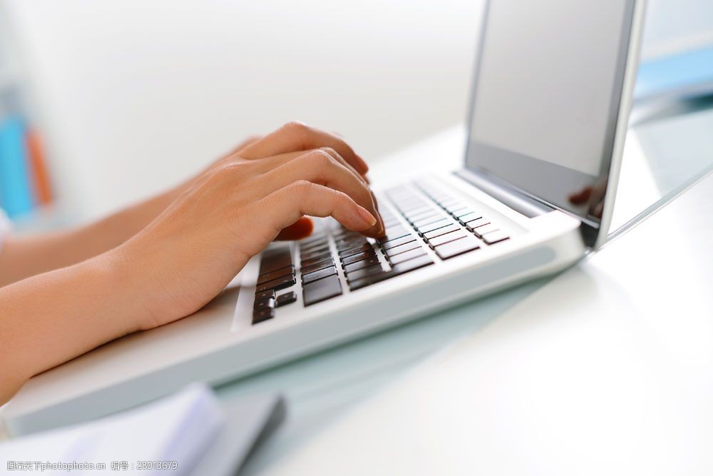 指尖敲击键盘 计算机时代的无声交响